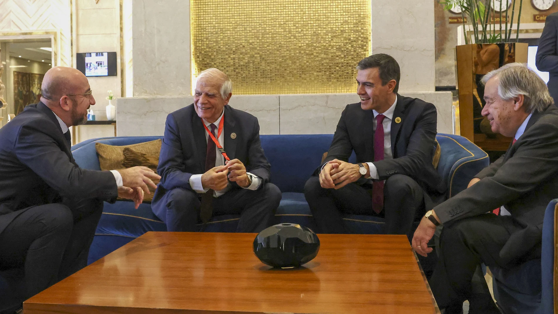 El secretario general de la ONU, Antonio Guterres (d), el presidente del Consejo Europeo, Charles Michel (i), el responsable de Política Exterior de la UE, Josep Borrell (2i), y el presidente en funciones del Gobierno de España, Pedro Sánchez (2d), mantienen un encuentro previo a la apertura de la Cumbre de la Paz de El Cairo.