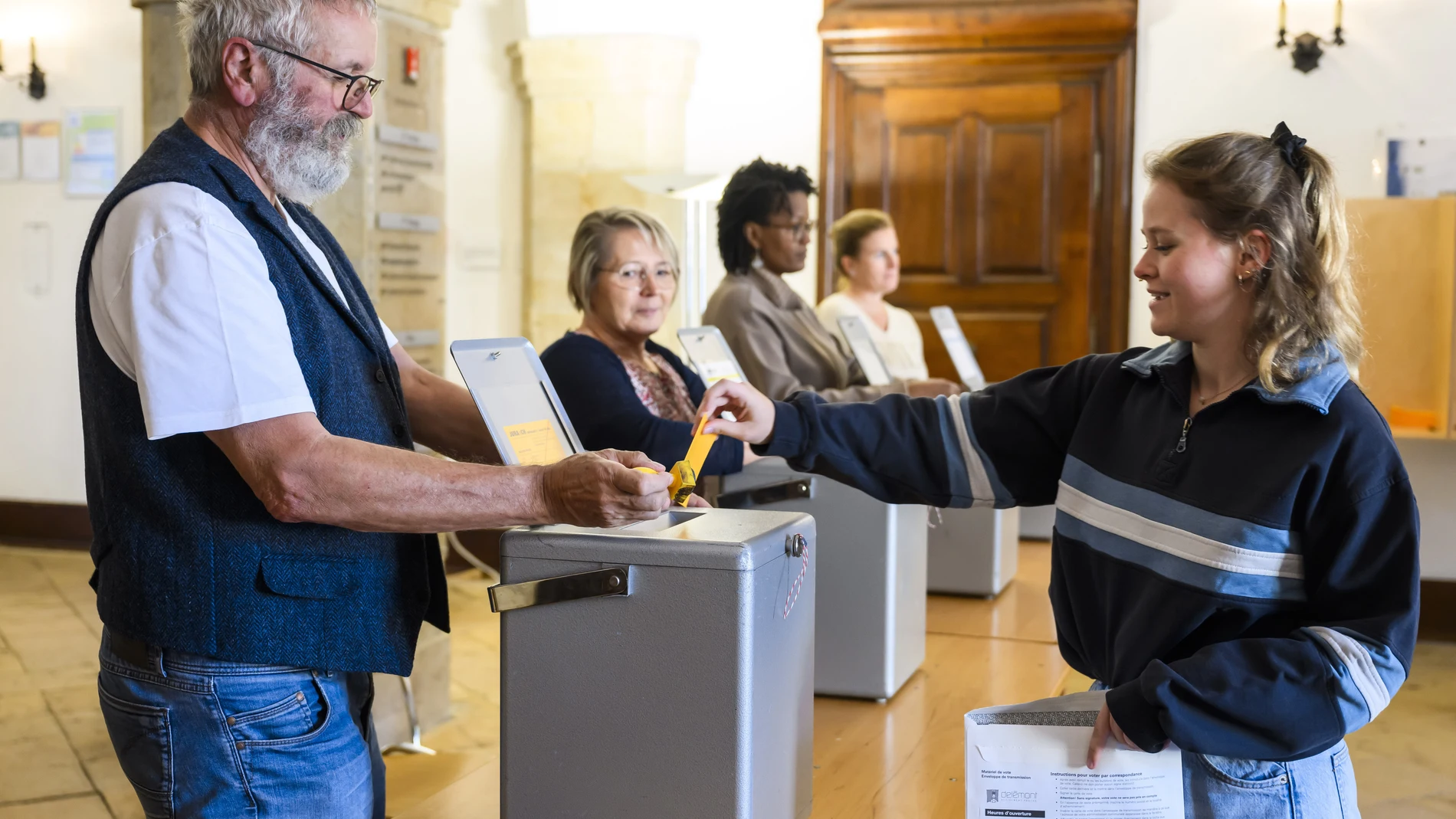 Electores votan en un colegio electoral de Delemont (Suiza)