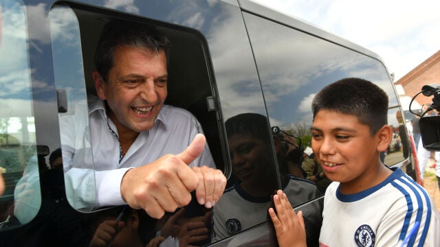 Sergio Massa, candidato de la coalición oficialista Unión por la Patria (peronismo), vota en las elecciones generales