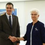 El presidente del Gobierno en funciones, Pedro Sánchez, durante su reunión con la embajadora de Israel en España y Andorra, Rodica Radian-Gordon, este lunes en el Complejo de la Moncloa en Madrid.
