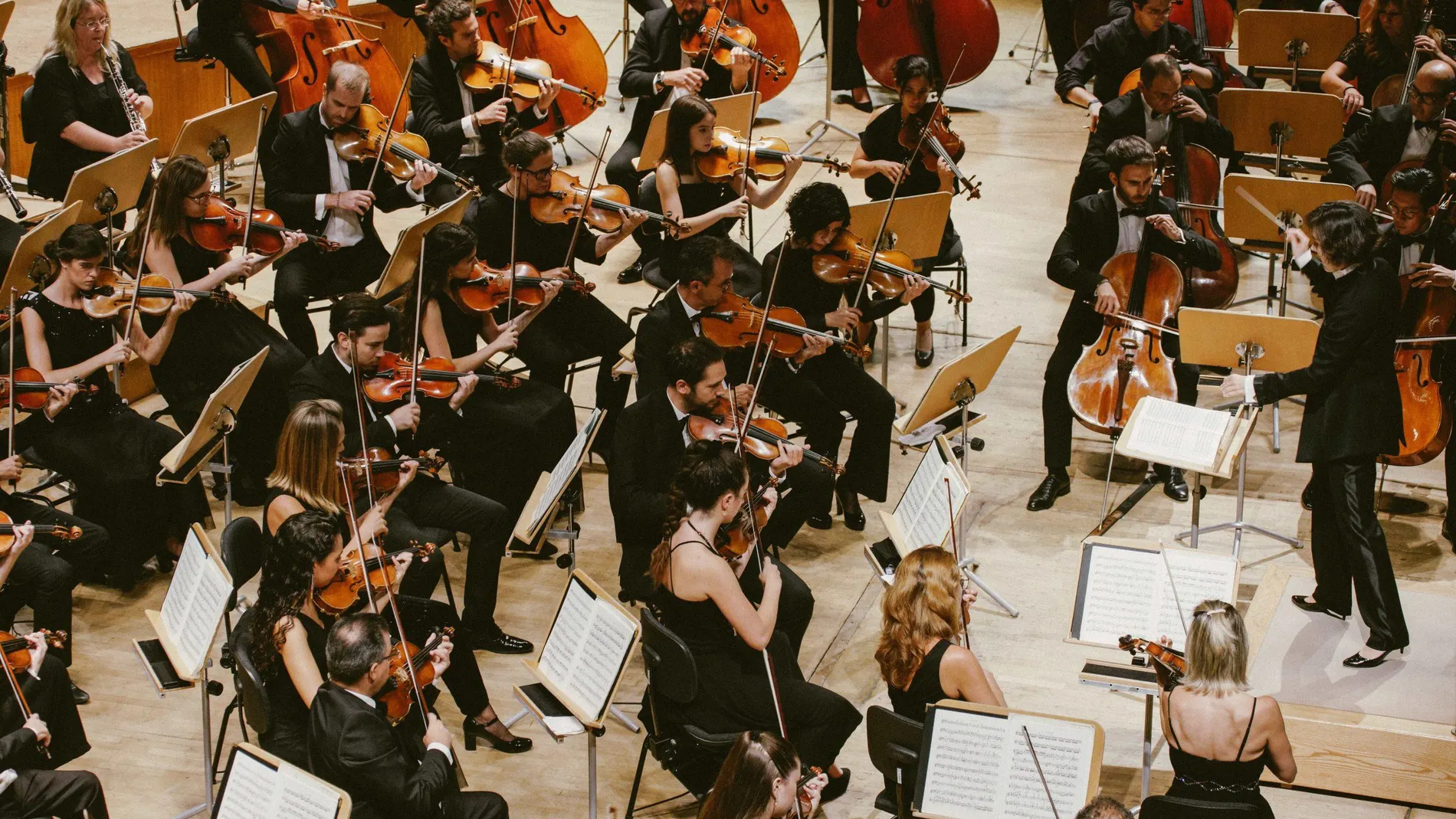 El Teatro Auditorio en San Lorenzo de El Escorial acogió la inauguración de la temporada sinfónica de la Orquesta de la Comunidad de Madrid (Orcam)