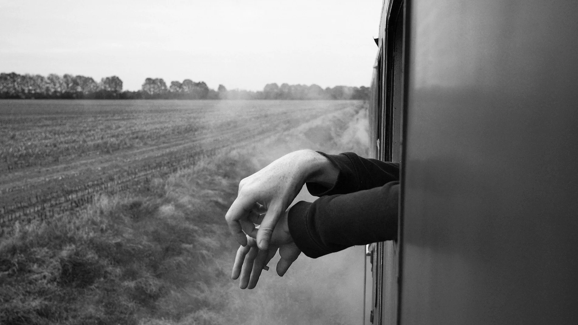 «En un tren después del rodaje de ‘‘El lector’’. Alemania, 2007», es una de las fotos tomadas por Roger Deakins y recogidas en su libro «Byways»