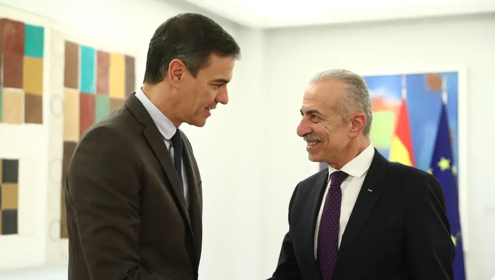 El presidente del Gobierno en funciones, Pedro Sánchez, durante su reunión con el embajador y jefe de la Misión Diplomática de Palestina en España, Husni M. A. Abdelwahed, este lunes en el Complejo de la Moncloa en Madrid.