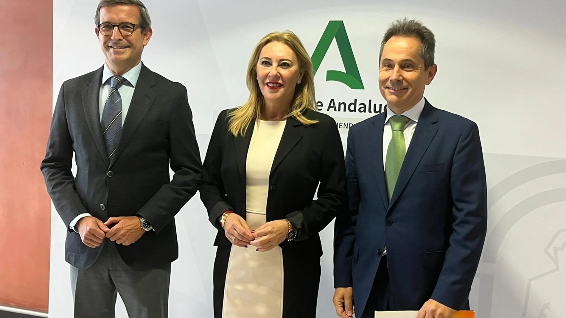 Economía.- Iberdrola y la Junta de Andalucía firman contrato de 882 millones para suministro de energía 100% renovable