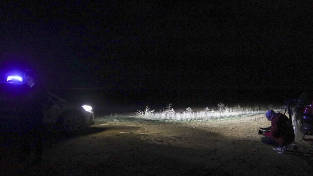Un vehículo de la Guardia Civil en las inmediaciones de la zona donde Arancha, una joven de 27 años, murió tras ser atacada el lunes 23 de octubre por cinco perros de pastoreo en un camino que une las localidades zamoranas de Roales del Pan y La Hiniesta