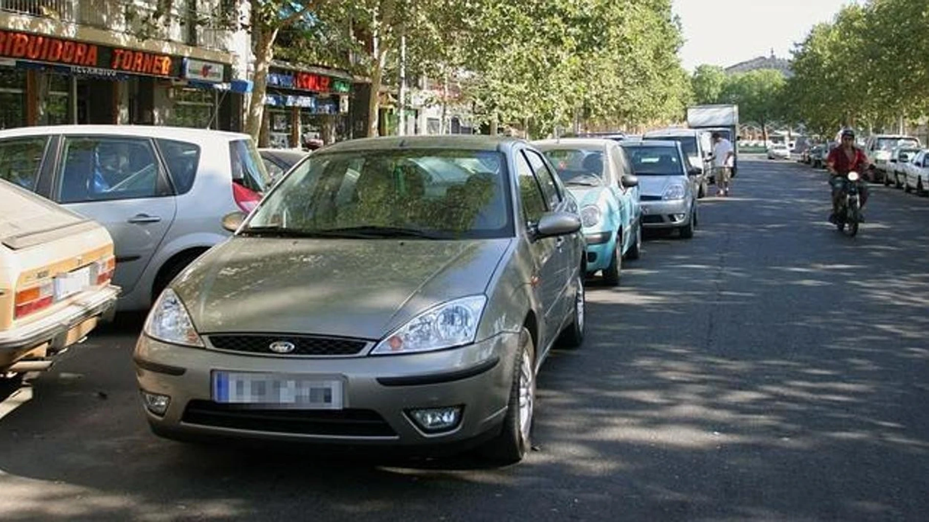 ¿Cuándo es legal dejar el coche en doble fila?