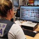 Detenido un menor por presuntamente crear y distribuir pornografía infantil con IA en Barcelona