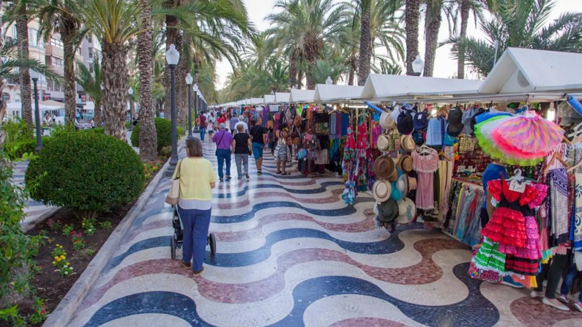 Imagen del mosaico de ondas, hecho con teselas, de la Explanada de Alicante
