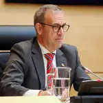 El consejero Mariano Veganzones comparece en las Cortes regionales