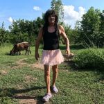Frank Cuesta se viste de mujer para protestar contra el lenguaje inclusivo