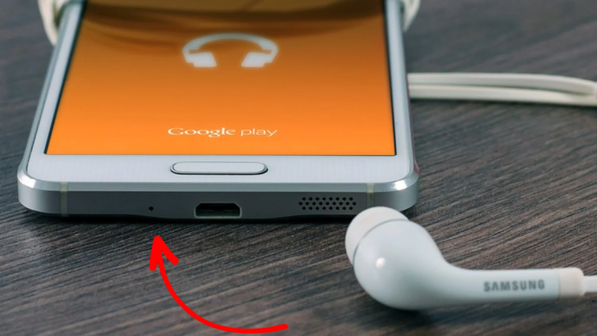 ¿Para qué sirve ese agujerito que hay en la parte inferior de tu smartphone?