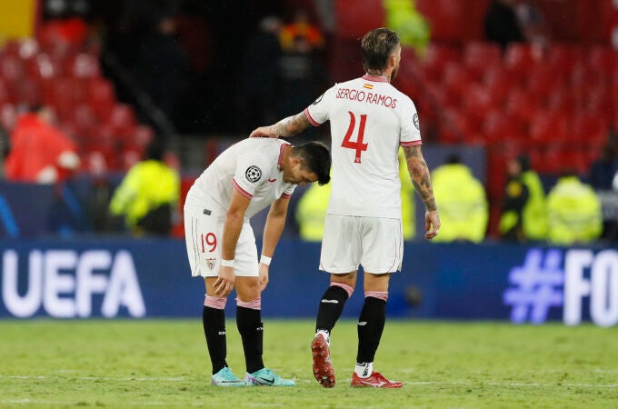 Ramos trata de consolar a Marcos Acuña
