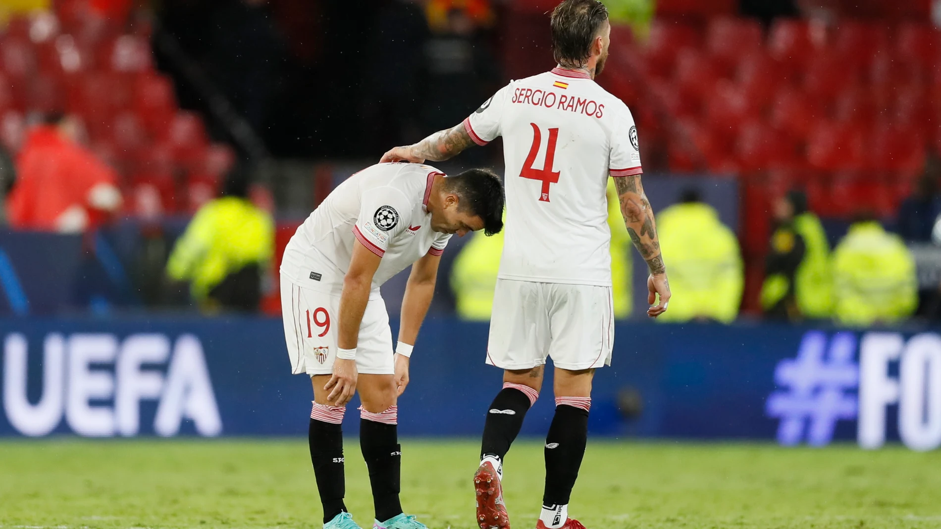 Ramos trata de consolar a Marcos Acuña