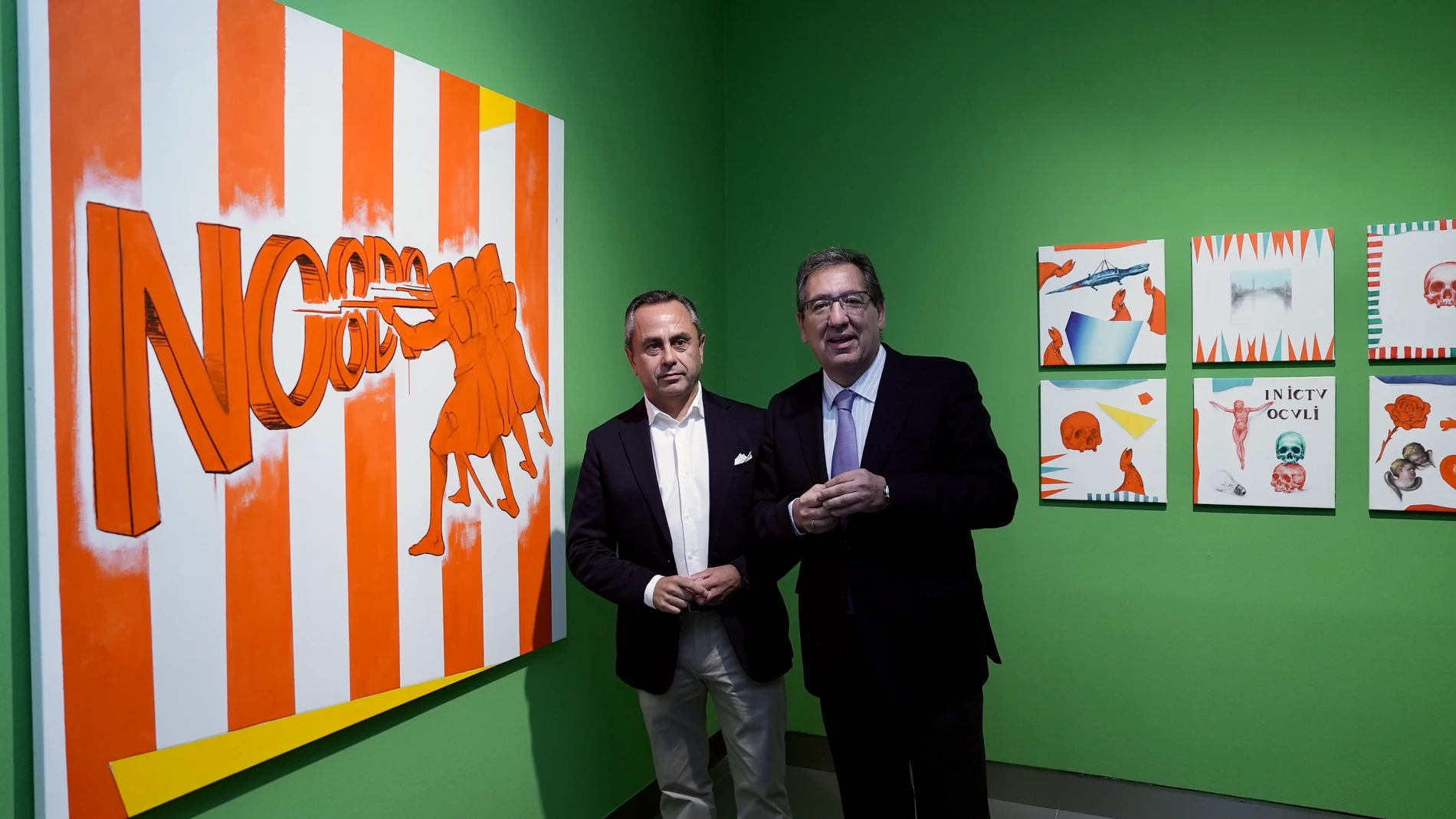 El artista Ricardo Suárez y el presidente de la Fundación Cajasol, Antonio Pulido, en la muestra 'Vanidades'. FUNDACIÓN CAJASOL 24/10/2023