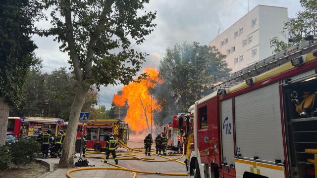 Una tubería de gas provoca una explosión y un gran incendio en la calle de Ramiro de Maeztu de Madrid