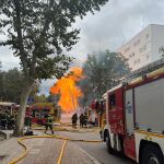 Una tubería de gas provoca una explosión y un gran incendio en la calle de Ramiro de Maeztu de Madrid