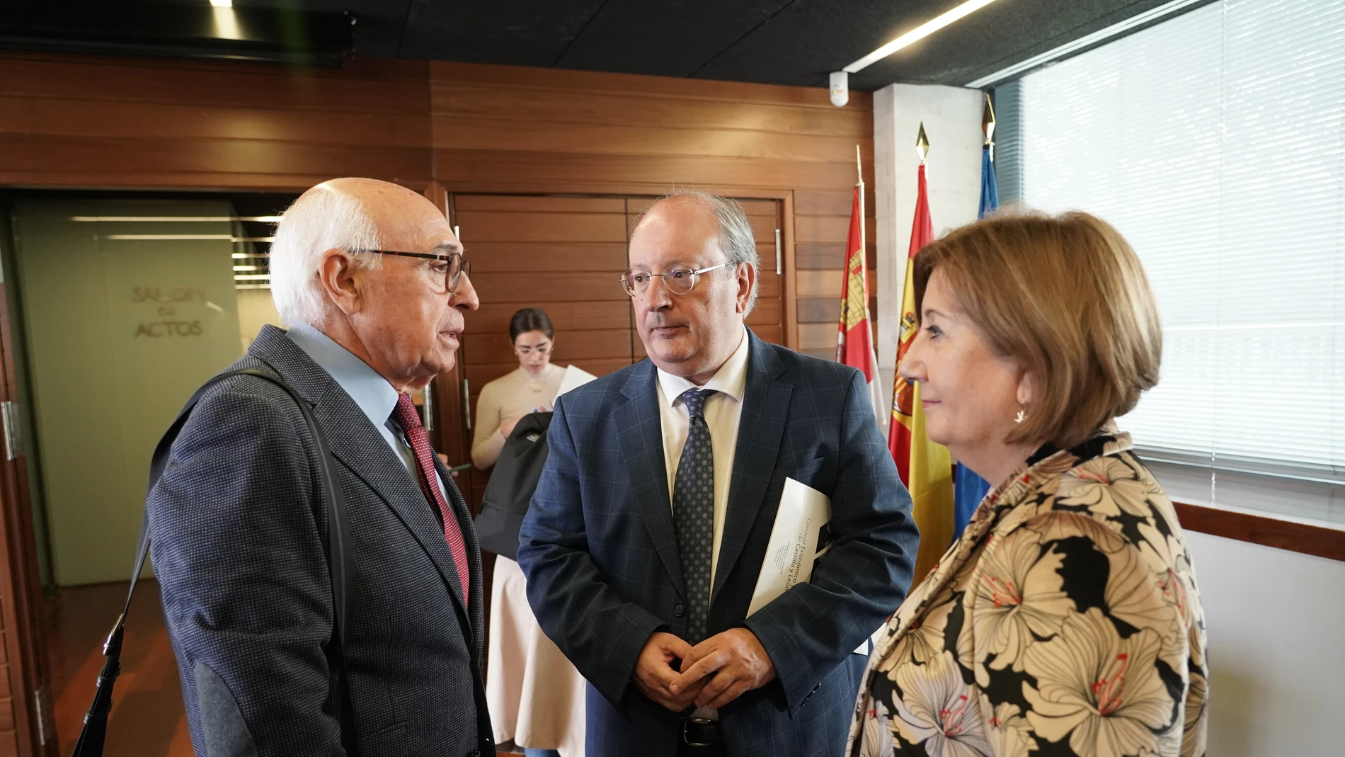 El presidente del CES, Enrique Cabero; el de la Plataforma del Tercer Sector, Juan Pérez; y la decana Rosa López conversan antes de celebrar la jornada