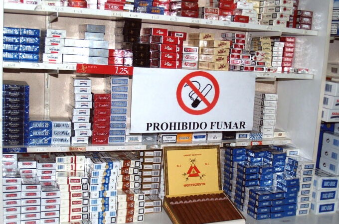 ZA01 ZAMORA 18/01/06 : Vista de un cartel con una prohibición de fumar en el interior de un estanco en la calle Polvorín de Zamora. La Ley de Consumo de Tabaco entró en vigor en España a partir del 1 de enero del presente año. EFE/Jesús de la Calle