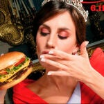 Una modelo que trata de parecerse a la Reina Letizia en la última campaña de una cadena de hamburguesas
