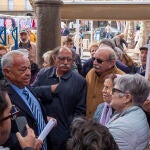 Gonzalo Santonja dialoga con vecinos de Piedrahíta