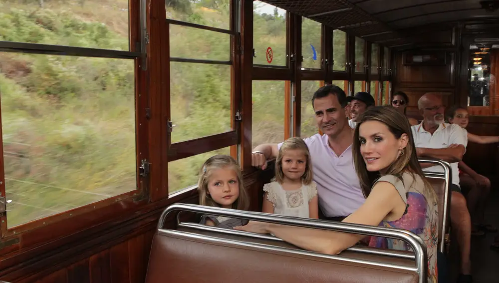 Los principes Felipe y Letizia junto a sus hijas Leonor y Sofía en el tren soller