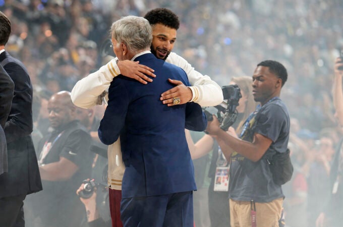 Jamal Murray abraza al propietario de los Nuggets ya con el anillo en su mano izquierda
