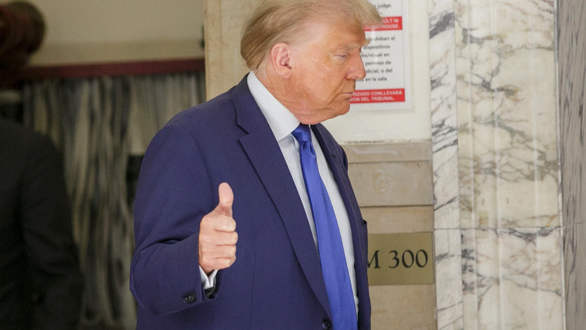 New York (United States), 25/10/2023.- Former US President Donald J. Trump gives the press a thumbs up as he returns to his civil fraud trial during a break in New York, New York, USA, 25 October 2023. Trump, his adult sons and the Trump family business are facing a lawsuit by the State of New York accusing them of inflating the value of assets to get favorable loans from banks. (Nueva York) EFE/EPA/SARAH YENESEL