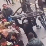 Un hombre agrede a la Policía con una bicicleta mientras otro individuo estaba siendo detenido