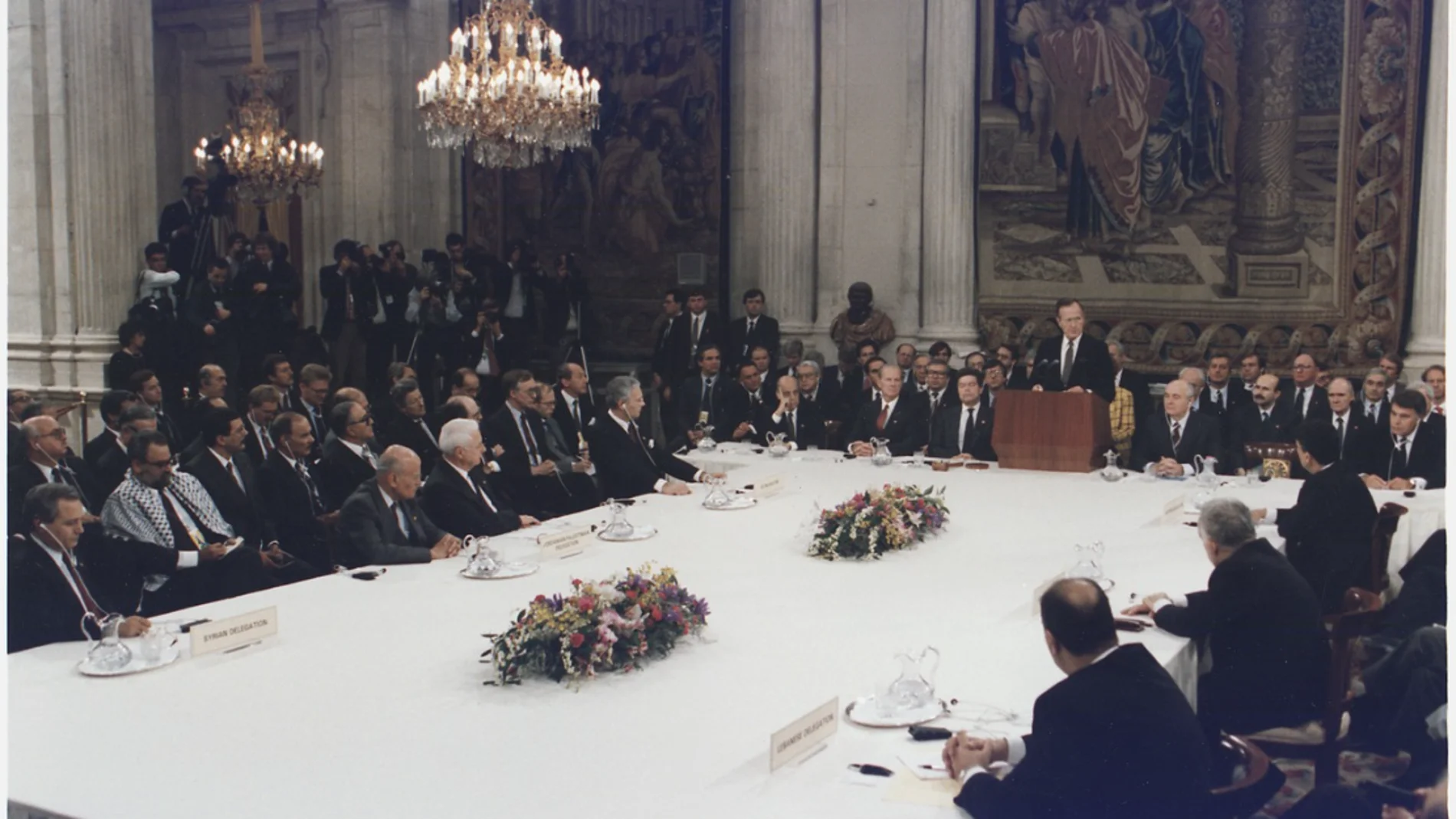 El presidente de Estados Unidos, George Bush, se dirige a los participantes de la Conferencia de Madrid en el Palacio Real de Madrid