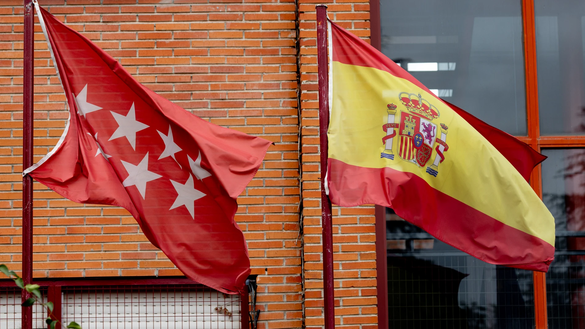 La bandera de la Comunidad de Madrid y la bandera de España, a 26 de octubre de 2023, en Madrid (España). 26 OCTUBRE 2023;MADRID;BANDERA DE ESPAÑA;BANDERA DE LA COMUNIDAD DE MADRID;BANDERA DE LA UNIÓN EUROPEA Eduardo Parra / Europa Press 26/10/2023