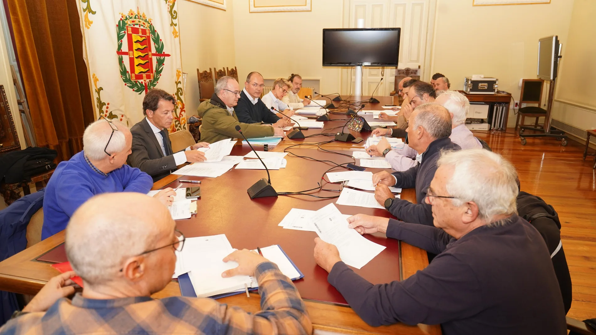 El presidente de Aquavall y concejal de Medio Ambiente, Alejandro García Pellitero, preside la reunión del Consejo de la entidad que gestiona el agua en Valladolid