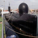 El submarino de la Armada española está amarrado en el puerto de Torreveieja.