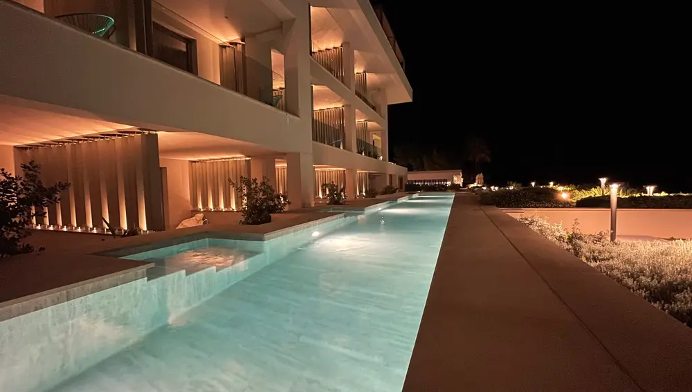 Habitaciones del Vicenç con piscina swim-up compartida con vistas al mar