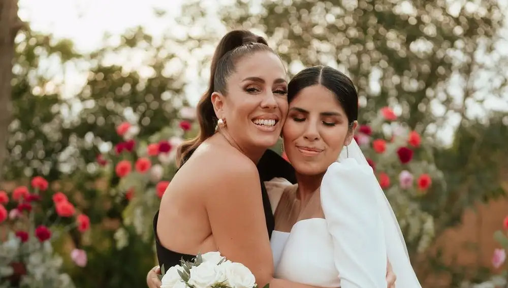 Isa Pantoja junto a su prima, Anabel Pantoja, en el día de su boda con Asraf Beno