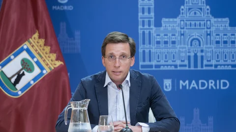 Almeida critica el discurso "populista" del Gobierno con inmigrantes: "La política no se trata de ser un buenista"