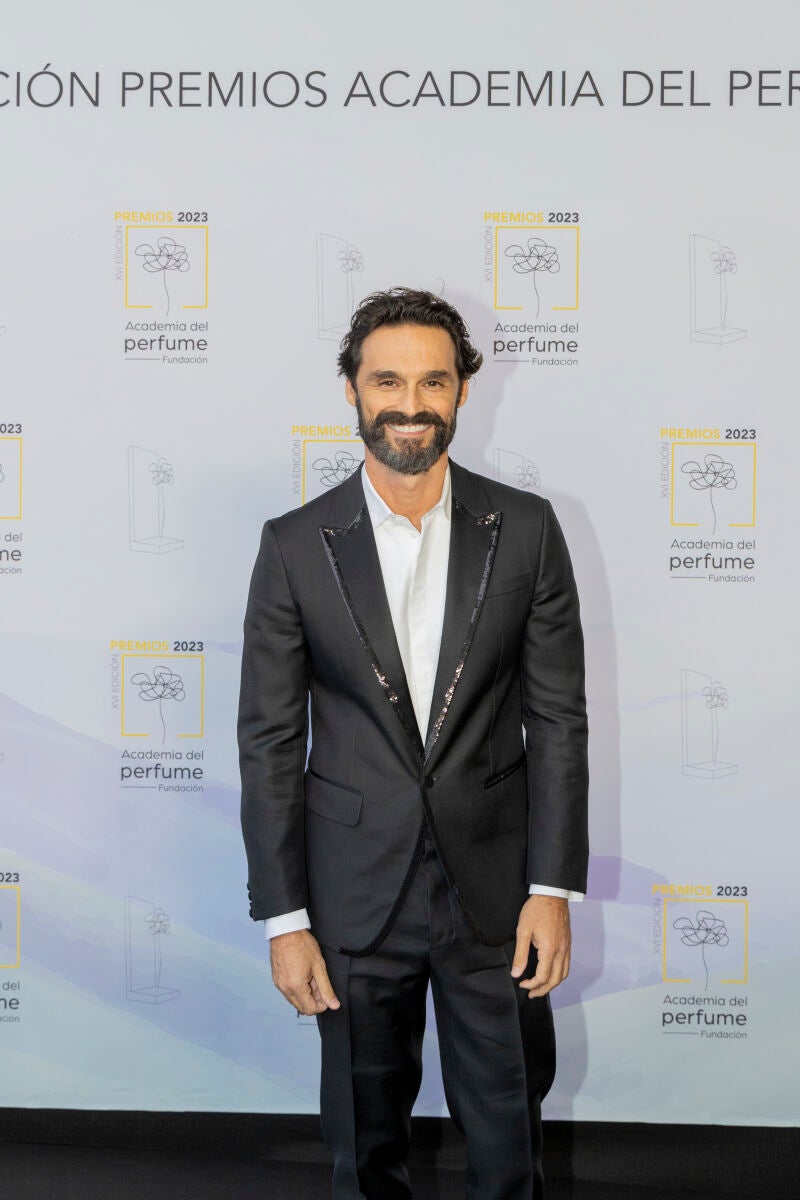 Iván Sánchez en el photocall de los premios de la Academia del Perfume