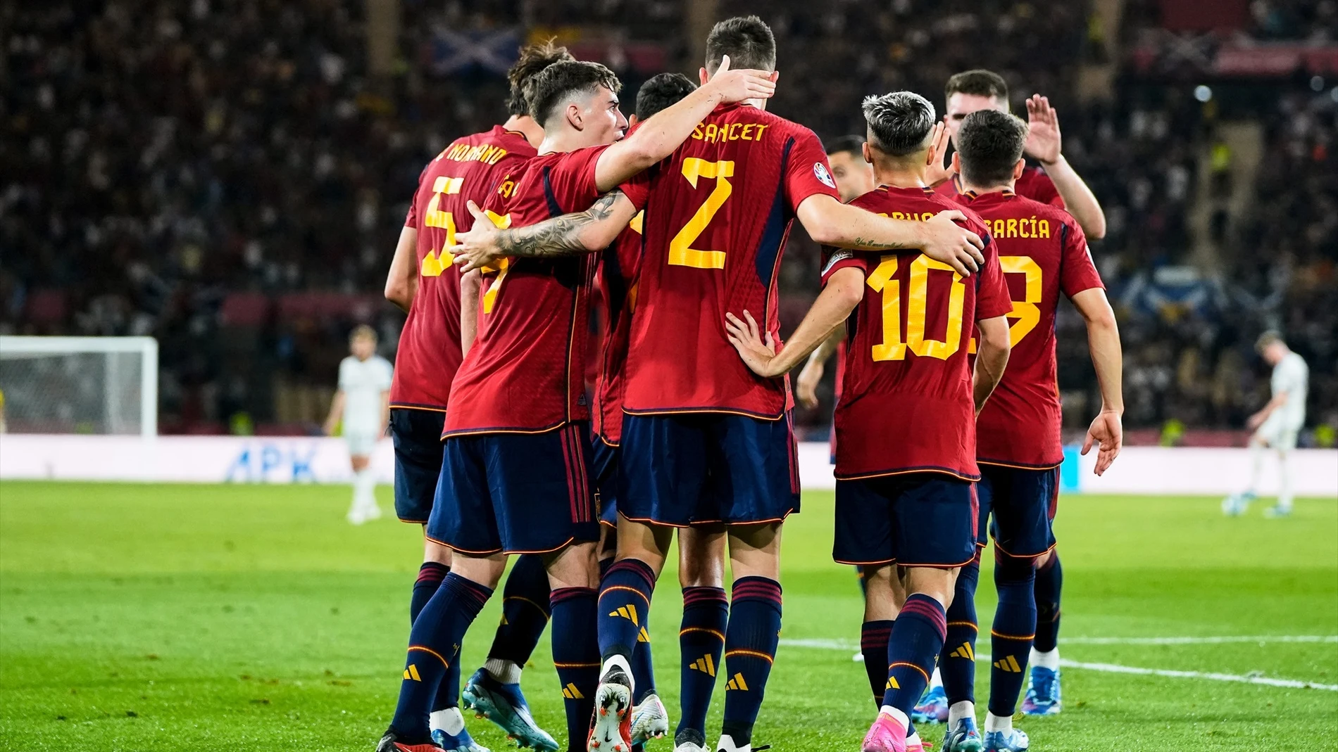 España celebra un gol ante Escocia