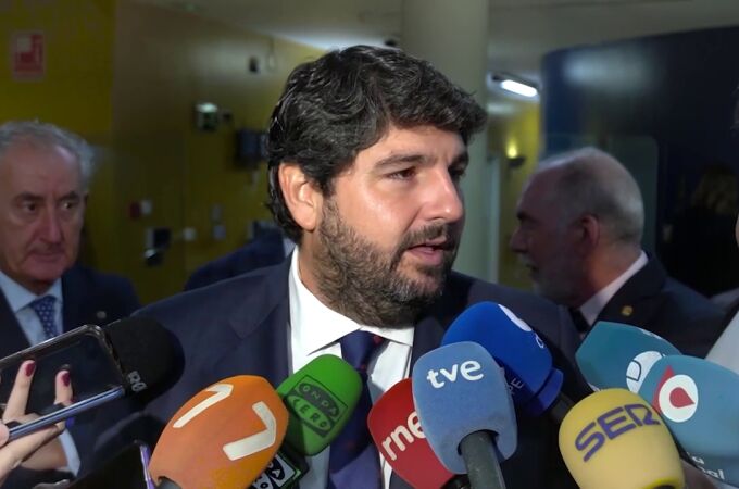 López Miras critica la falta de información por parte del Gobierno central sobre el traslado de inmigrantes de Canarias