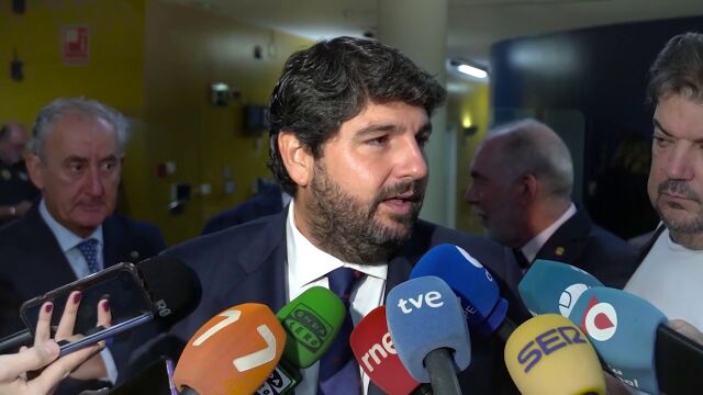 López Miras critica la falta de información por parte del Gobierno central sobre el traslado de inmigrantes de Canarias