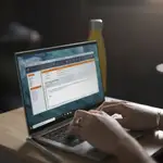 Una persona utilizando un ordenador 