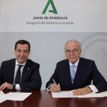 El presidente de la Junta de Andalucía, Juanma Moreno, y el presidente de la Fundación 'la Caixa', Isidro Fainé, durante la firma del convenio