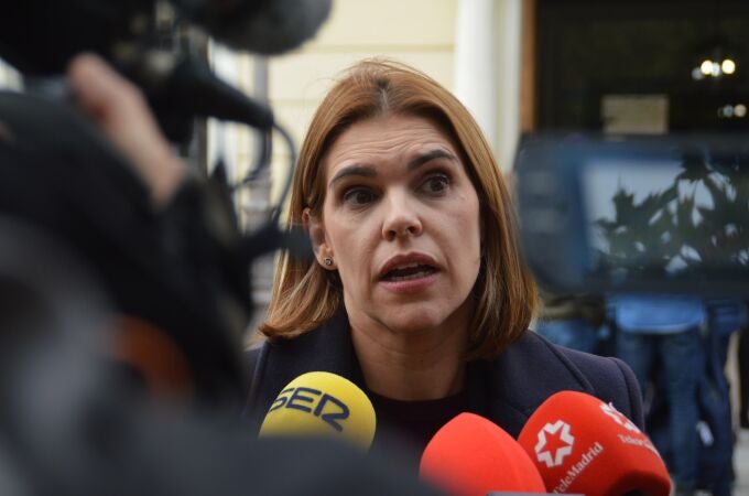 ALCALÁ DE HENARES (COMUNIDAD DE MADRID), 26/10/2023.- La alcaldesa de Alcalá de Henares, Judith Piqué, ofrece declaraciones a los medios este miércoles. Judith Piquet (PP) se ha mostrado "preocupada" con la idea de que el Ministerio de Inclusión traslade a inmigrantes llegados a Canarias hasta la ciudad complutense, donde se instalarían en infraestructuras pertenecientes a Defensa. EFE/ Ayuntamiento Alcalá De Henares SOLO USO EDITORIAL SOLO DISPONIBLE PARA ILUSTRAR LA NOTICIA QUE ACOMPAÑA (CRÉDITO OBLIGATORIO)