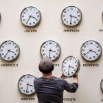 Kamil R. Filipowski cambia la batería de un reloj de pared que forma parte de la obra "Time for culture" (lit. Tiempo de cultura) en el Centro de Cultura este viernes de Lublín, Polonia. En la madrugada del 30 al 31 de marzo, los relojes polacos cambiaran su hora para adaptar el horario de verano