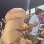 Expulsan a un aficionado del estadio por ir disfrazado de pene gigante