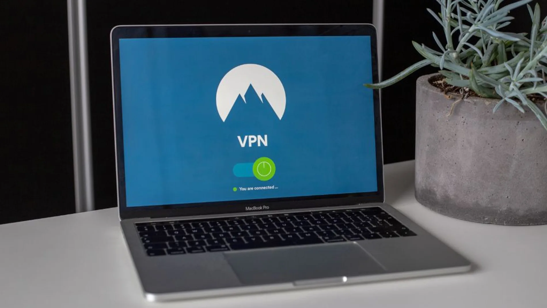 Si existe alguna respuesta esta llega primero al servidor VPN que la cifra y la envía al usuario.