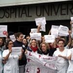 Concentración de sanitarios frente a las puertas del Hospital Río Hortega de Valladolid