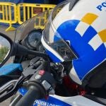 Moto y casco de la Policía Local de Santa Cruz de Tenerife