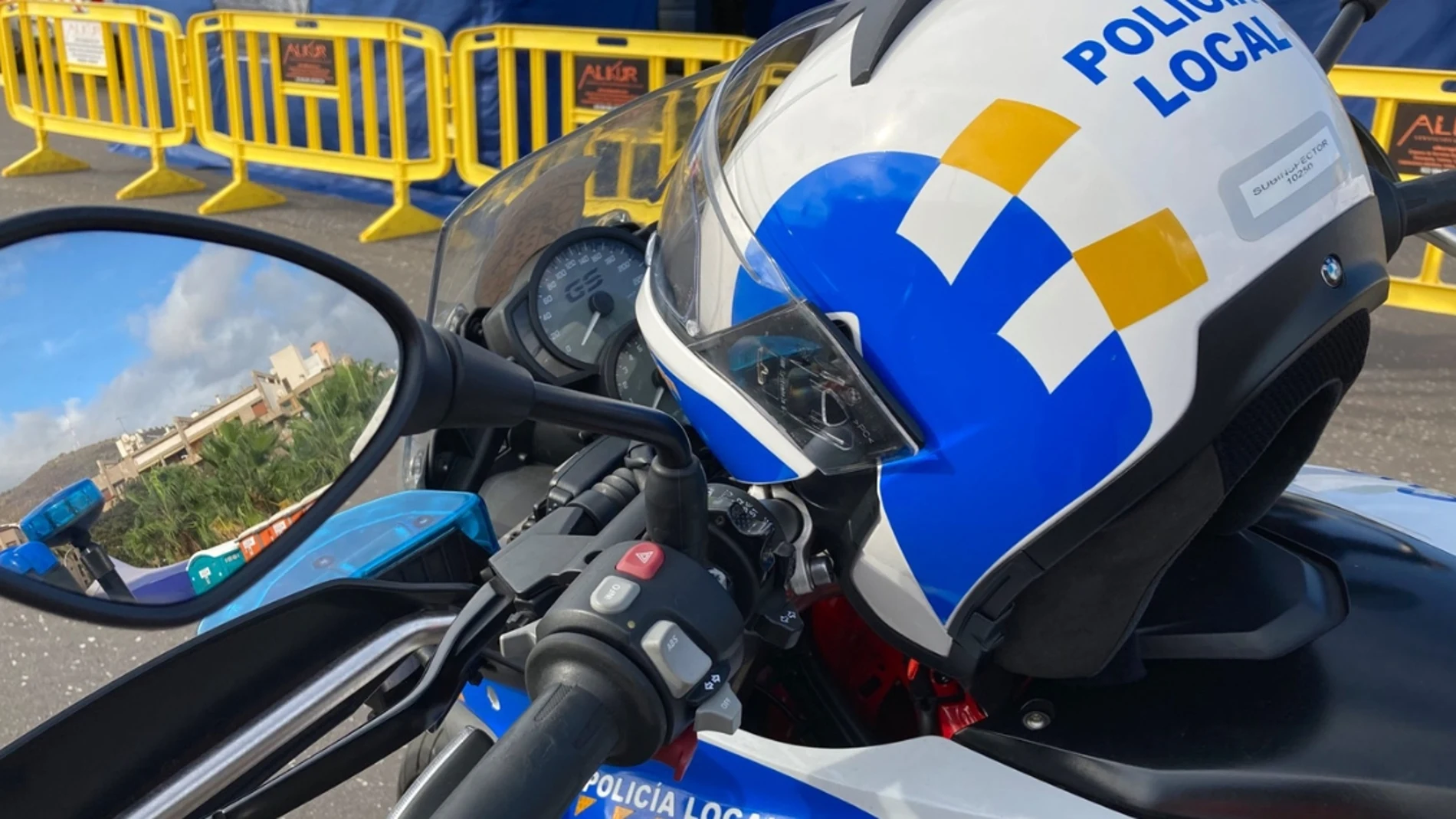 Moto y casco de la Policía Local de Santa Cruz de Tenerife