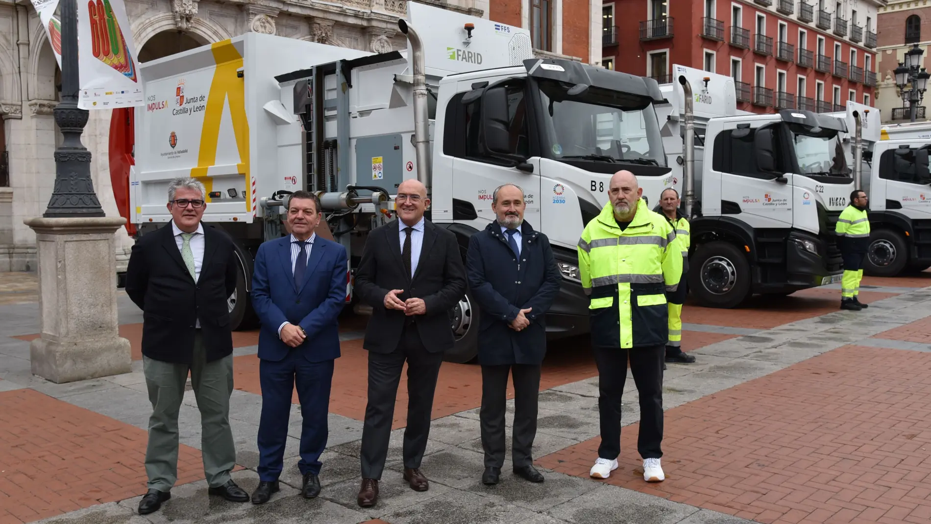 El consejero de la Presidencia, Luis Miguel González Gago, asiste junto al alcalde de Valladolid, Jesús Julio Carnero, a la entrega de cuatro camiones de recogida de residuos al Ayuntamiento de Valladolid, junto a Emilio Arroita y Dionisio Alberto Cuadrado