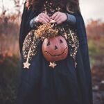 Si el disfraz de Halloween es para un niño, la OCU recomienda que no se usen caretas: "Mejor a cara descubierta"